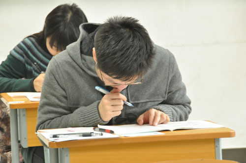 2013年國家公務員考試筆試現場,考生正努力答題(攝影 熊旭)