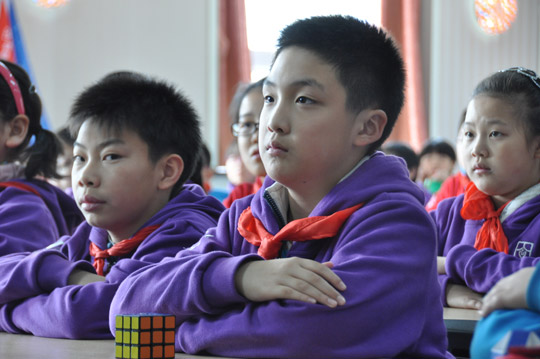 “創(chuàng)設(shè)適合學(xué)生發(fā)展教育”呼家樓中心小學(xué)為學(xué)生社團(tuán)授旗【10】