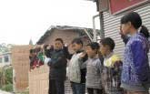 12名孩子向救援人員敬禮