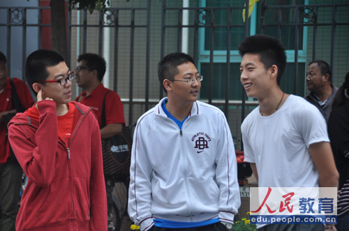 �@�ҲĤG�ѡA�ҥͶi���e�A�ݤW�h�w�g�A�R�҄��^��C�]��v �����^