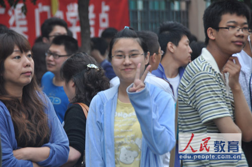 �@�ҲĤG�ѡA�ҥͶi���e�A�ݤW�h�w�g�A�R�҄��^��C�]��v �����^