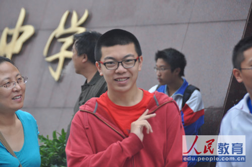 �@�ҲĤG�ѡA�ҥͶi���e�A�ݤW�h�w�g�A�R�҄��^��C�]��v �����^