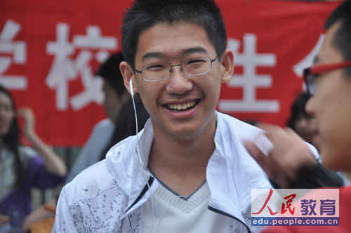 �@�ҲĤG�ѡA�ҥͶi���e�A�ݤW�h�w�g�A�R�҄��^��C�]��v �����^