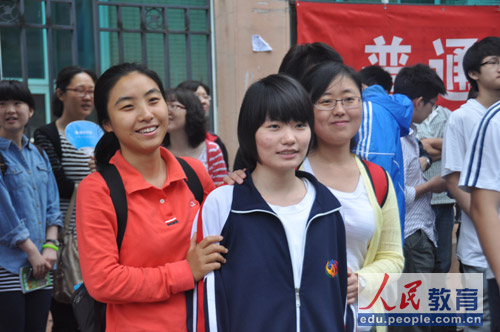 �@�ҲĤG�ѡA�ҥͶi���e�A�ݤW�h�w�g�A�R�҄��^��C�]��v �����^