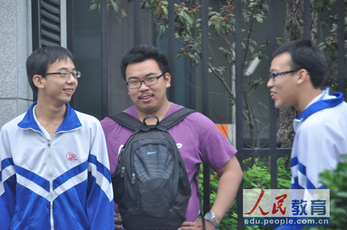 �@�ҲĤG�ѡA�ҥͶi���e�A�ݤW�h�w�g�A�R�҄��^��C�]��v �����^