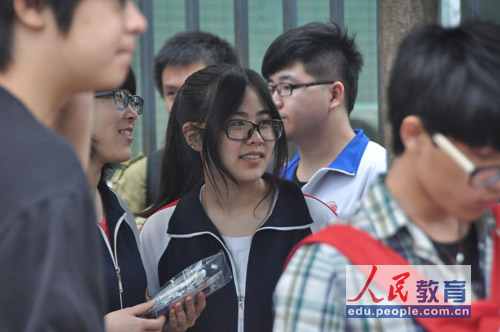 �@�ҲĤG�ѡA�ҥͶi���e�A�ݤW�h�w�g�A�R�҄��^��C�]��v �����^