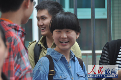 �@�ҲĤG�ѡA�ҥͶi���e�A�ݤW�h�w�g�A�R�҄��^��C�]��v �����^