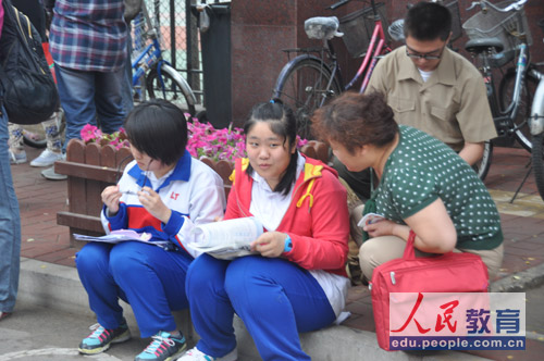 �@�ҲĤG�ѡA�ҥͶi���e�A�ݤW�h�w�g�A�R�҄��^��C�]��v �����^