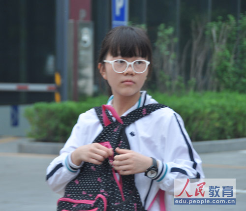 �@�ҲĤG�ѡA�ҥͶi���e�A�ݤW�h�w�g�A�R�҄��^��C�]��v �����^