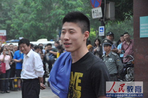 ��݋�԰ף��ώ���500�ֽ^��(du��)�������zӰ ����