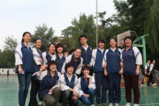 ���Еr(sh��)��ͬ�W(xu��)��Ӱ��һȺ׷�������������Ů