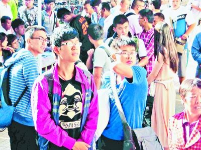 25�գ����R�R������W�و��ϵ�ӭ����Ⱥ����һ��ǰ��󵽵�����������˼���ϑ����z