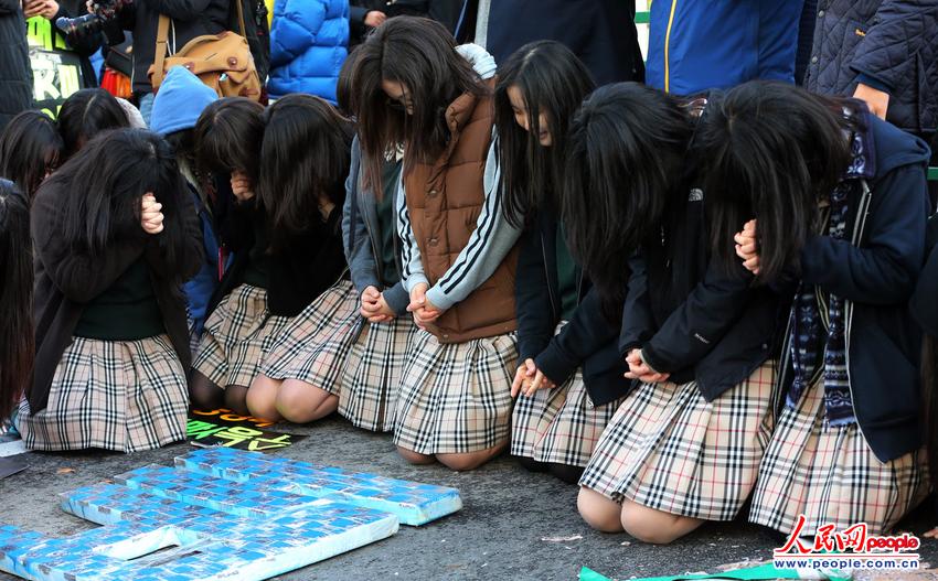 11��7�����n��(gu��)�ĸ߿������D������נ��W(xu��)�ӂ��M(j��n)�뿼��(ch��ng)ǰ�Ę�����  ���DƬ��Դ���|��IC ���(qu��n)�������`�߱ؾ���