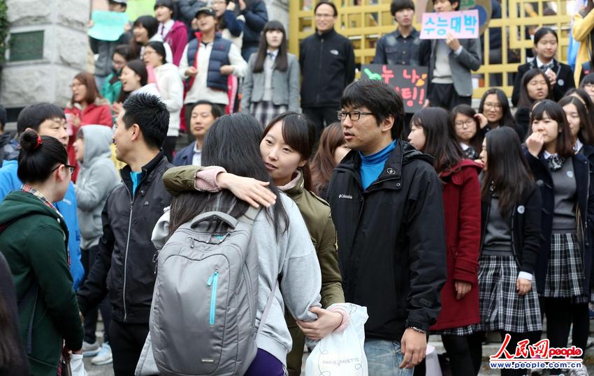 11��7�����n��(gu��)�ĸ߿������D������נ��W(xu��)�ӂ��M(j��n)�뿼��(ch��ng)ǰ�Ę�����  ���DƬ��(l��i)Դ���|��IC ���(qu��n)���У��`�߱ؾ���