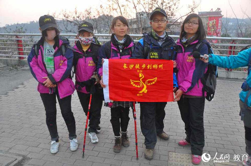 1��21�����@ȺС��鵽�_(d��)�˽K�cվ�����Ѕ^(q��)��һ·�ϣ���������Ь���߉������_��ĥ�����O����ɽ��Ҳ���ˡ�������K��Ҷ��Գ������������f���á��۲��옷�����������@10��Ľ�(j��ng)�v����ǡ��(d��ng)���^�ˡ�