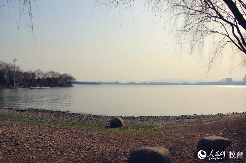 �B�d�h�����b��߀��һ��(g��)��侺�����ͬ�������|�������ĽǶ��ǹ��@���غ�֮̎�G����a���D�Ͼ������ڹ�侺�����߅�S�����µ���Ƭ��