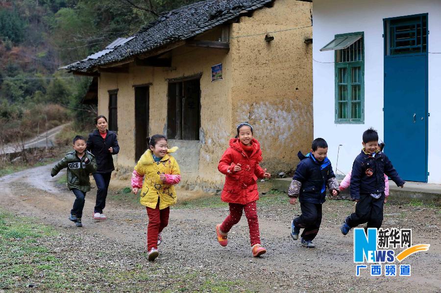 2��17�գ��ڏV���ڰ��h�����l(xi��ng)���ִ�ɽ�iС�W(xu��)���W(xu��)УΨһ���ώ�����÷���I(l��ng)��У��6���W(xu��)�������_�W(xu��)��һ�n���W(xu��)У��̎ƫ�h(yu��n)ɽ�^(q��)��Ŀǰֻ��8���W(xu��)����һλ�ώ���