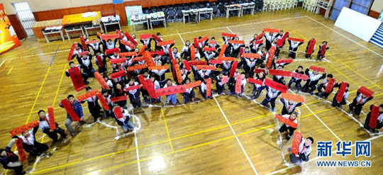 2��16�գ��K�ݖ|���Ќ��С�W(xu��)У���������R��ͬ�W(xu��)�M�ɡ����R���D������(d��ng)�����K�ݖ|���Ќ��С�W(xu��)У�W(xu��)�ڵ�һ�������������R��ͬ�W(xu��)�M�ɡ����R���D����ӭ���W(xu��)�ڵ����� ���A��l(f��)�����d΢ �z��