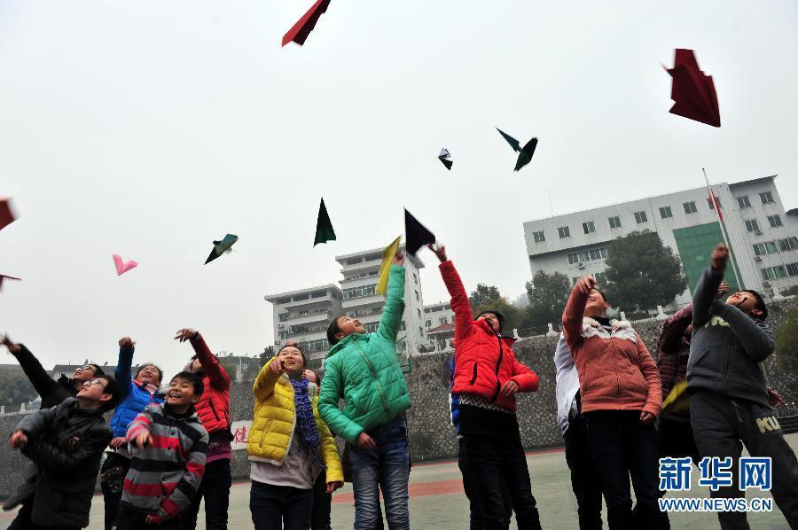 2��16��,����ʡ���w�h��С�W(xu��)�_�W(xu��)�ĵ�һ��,���w�h����ЌW(xu��)�W(xu��)�����Լ��W(xu��)�ڵ�ף����ϣ�����������ɫ�ļ��w�C��,�S����ա����A��l(f��)(���x���z)