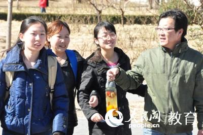 ��ԇ�Y(ji��)������һλ���H�f�oŮ���Լ��������ƵĠI(y��ng)�B(y��ng)Ʒ��