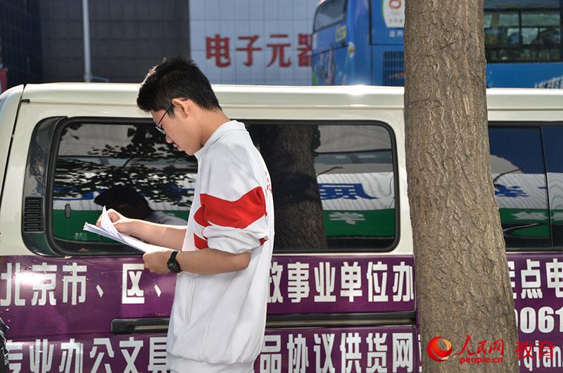        �����Ǹ߿��ĵ�һ�����_��ǰ���ܶ࿼���ͼ��L(zh��ng)����؁�������(ch��ng)�����@��һȺ���������R����ԇ�낀(g��)С�r(sh��)�ĕr(sh��)����Ȼ������������(f��)��(x��)�Y�ϣ��鿼ԇ�������Ĝ�(zh��n)����