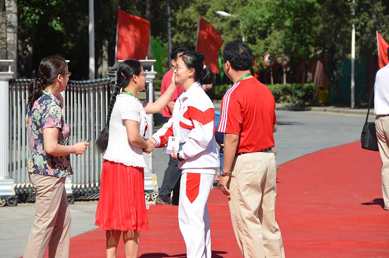 ��8�I45���A�@�W�ҥͶi�J�ҳ��A�b����W�Ѯv�`���������y