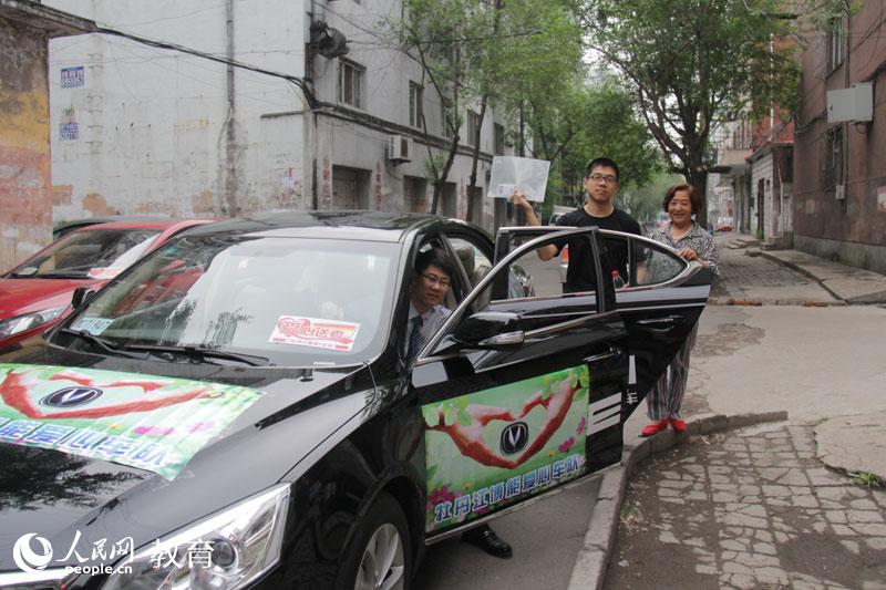 һλ������ʿ�ڸ߿���һ�����ڽӿ����s������(ch��ng)��