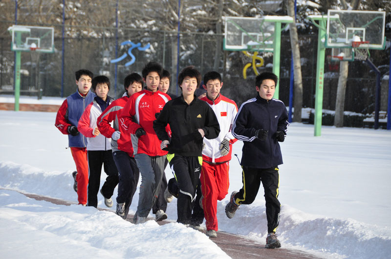  �����糿�����I(l��ng)�W(xu��)��Ӗ(x��n)���c������Ŀ�̎�ÿ��ɂ����ڲ�ͬ����(zh��n)�|�ֵ��՚v�����h(yu��n)�]�й�(ji��)����������ÿ�궬�������ڵļ�Ӗ(x��n)�����ѽ�(j��ng)�B�m(x��)����]�лؼ��㸸ĸ�^����(ji��)�ˡ�����ְ֋��������ܵܣ��_(d��)��һ�����R���|�֝M�X�Ӷ������ČW(xu��)�����ۂ��Լ��ܽ�Q�Ć��}��߀�ǱM���e��_����һ��܇���������H��ײ�����������Լ�����ȥ���t(y��)Ժ����(zh��n)�|�ֺ���֪�飬�r���ܾò�֪�������H�ݺ����͚�؆��������M�X�Ӿ���������Щ�W(xu��)�����㵽�׈Dʲô������(zh��n)�|�ֱ���ס����һ�r�Z��������ֻ���@���{(di��o)٩�Լ������҈D�����ğo���в�������ĸ�H��С��ˤ���˼�׵���t(y��)ԺҪ�����g(sh��)��֪ͨ�Ҍٽ����fԪѺ�𡣃��fԪ���ڮ�(d��ng)�r߀�ǹP�޿�����(zh��n)�|���ā���ô���X���Һ�ƽ�r�������x���������h�����������|ƴ�������K�ڌ��@���fԪ���R�����ś]���`ĸ�H�Ĳ��顣�䌍����(zh��n)�|�ֱ�����һ�����U���������Ў��f�K�X�����ǡ��������ǹ������ґ�(zh��n)�|����ô�܄�����ͬ���f�����ֲ���׌�����ߣ�ֻ�Ǖ��r����һ������(y��ng)�������Ժ���߀��ȥ��������Ҳ�������ґ�(zh��n)�|���������@�N�������挦���@��һ�^���X��ġ����H����ͬ��Ҳ���ڛ]���з���ֻ������ȥ����