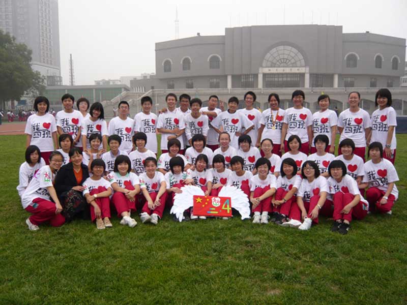 ���҂�����һ���ˡ�����2009��9��29�ՌW(xu��)У�\(y��n)��(d��ng)��(hu��)�Y(ji��)�������w�ώ��༉(j��)��Ӱ��    ÿ��(g��)У�@�\(y��n)��(d��ng)��(hu��)�ϣ��Ŀ�̖(h��o)���(du��)�����������W(xu��)�����Ą�(chu��ng)�����w�ώ���ͬ�W(xu��)������һ��(g��)��(g��)���O(sh��)Ӌ(j��)�󎟣�У�\(y��n)��(hu��)���(du��)��������ͬ�W(xu��)��?y��u)�cף���60�q���ն��O(sh��)Ӌ(j��)��ǰ���ǡ��Ґ��İࡱ�����ۡ����ǂ�(g��)�r�G�ļt��������������Լ��O(sh��)Ӌ(j��)�İ��,���������Ǽt�������Ǽt��ɂ�(c��)�ǃɂ�(g��)��ɫ��ӡ������������v�w�����O(sh��)Ӌ(j��)��Ⱦɫ������ȫ��ͬ�W(xu��)�Լ���(d��ng)�������ÿ��(g��)ͬ�W(xu��)�����c���С�