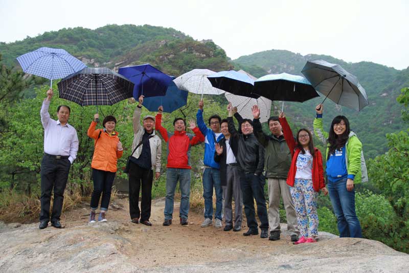 2014��5��11�������܊�ώ��Ͳ��ֺ���^(q��)��ͽ�܂��옷��һ����龰�����܊�ώ�����^(q��)��������վС�Z�M�M�L(zh��ng)��������һ֧��(y��u)��F(tu��n)�(du��)��������ʿ�����l(f��)�]�Լ���ݗ����������ÿλ��(d��o)�����������ע���^�̺�Ч���Ľy(t��ng)һ�����B(y��ng)����̎������I(l��ng)�̌W(xu��)���������A��һ�����ܫI(xi��n)�������Ŀ옷�������܊�F(tu��n)�(du��)�����L(zh��ng)��(j��ng)�(y��n)�������W(xu��)�ƵĈF(tu��n)�(du��)���O(sh��)�ṩ�ˌ��F�Ľ�(j��ng)�(y��n)�������������Ⱥ�Г�(d��n)��200�๝(ji��)����(j��)����о��n��չʾ�n���oȫ��(gu��)���ؽ̎�����Ӗ(x��n)180����(ch��ng)����300�����̎��Y(ji��)�鎟ͽ�Č�(du��)�������B(y��ng)���˶������ӽ̎����Ǹɽ̎�����ݗ�����I(l��ng)��һ������(y��u)��̎����ڳ����(du��)�ؽ������L(zh��ng)���W(xu��)�T���L(zh��ng)���^���У���������ώ������\(ch��ng)�Ĵ��ˑB(t��i)�������I(y��)���I(y��)�ľ��������I(y��)��������I(l��ng)������Ⱦ������ձ��J(r��n)����ώ����������ķe�O����(d��o)�ߡ�