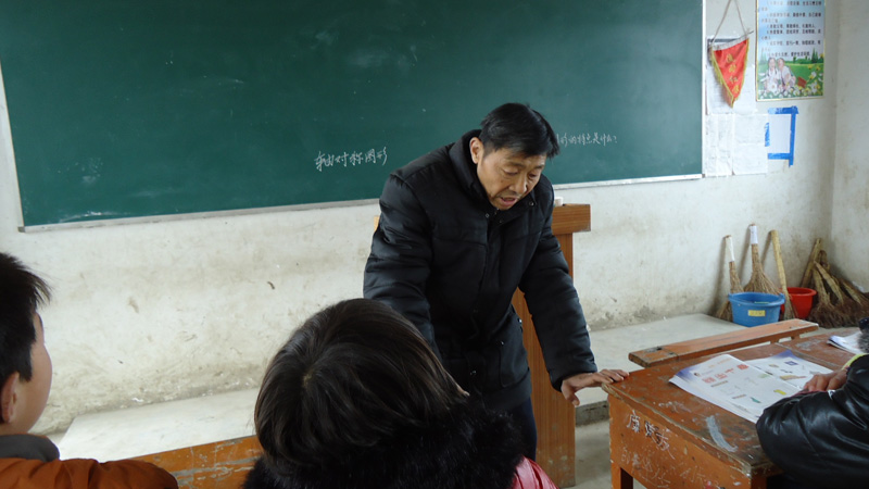 ���У����������W(xu��)���Ľ���С�W(xu��)ֻ�У�λ�ώ�����С�W(xu��)���������p�ώ�Ը��������ώ���ؓ(f��)��(d��n)���أ�ÿ�춼���Ĺ�(ji��)�n����1988������25�����ÿ������Ҫ��ֹʹˎ��������ʹ��������δȱϯһ��(ji��)�n�������������؏���������Խ�l(f��)���y���ļҵ��W(xu��)У200�׵�·������Ҫ���䡱ʮ���犡���վ���������ώ�ֻ�����p�֓����n���v�n��    