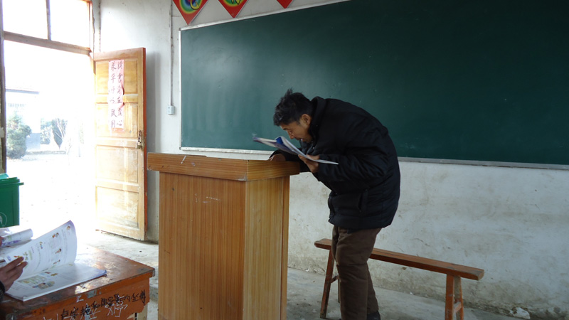 ���ꣵ���q���쾰�����ɳǿh�h���(zh��n)���������f��һ��С�W(xu��)�ώ����W(xu��)�������H�еؽ��������ώ���������(qi��ng)ֱ�Լ����ף������c�°����я��ɣ�������ÿ����Ҫ��ֹʹˎ��������ʹ�����������l(xi��ng)�庢�ӵ���W(xu��)��������t(y��)����������Ȼ�����ڹ�����λ�ϣ�һ�Գ־���26���������ώ��o�W(xu��)�����n�Ĉ�����