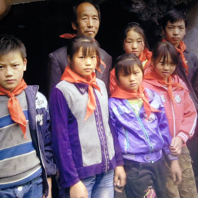 54�q��Ԭ�͂��Ǵ��ȦС�W(xu��)Ψһ���ώ�����2010������Ԭ�ώ��������@Щ������߅���ļҵ��W(xu��)У��Ԭ�ώ�Ҫ����һ��(g��)С�r(sh��)�����ȦС�W(xu��)�l��������һ��(c��)����ɽ������һ��(c��)�����f(w��n)�ɑ�����������ֻ��һ��(g��)����(h��)�⾀�谵��������䳱����Ԭ�͂�����һ��(g��)���f�Ġt�Ӟ麢�ӂ�����ȡů����2012����Ԭ�ώ����ұۻ������L(f��ng)�����r(sh��)���[�[��ʹ��Ԭ�ώ������ĺ��ӂ���