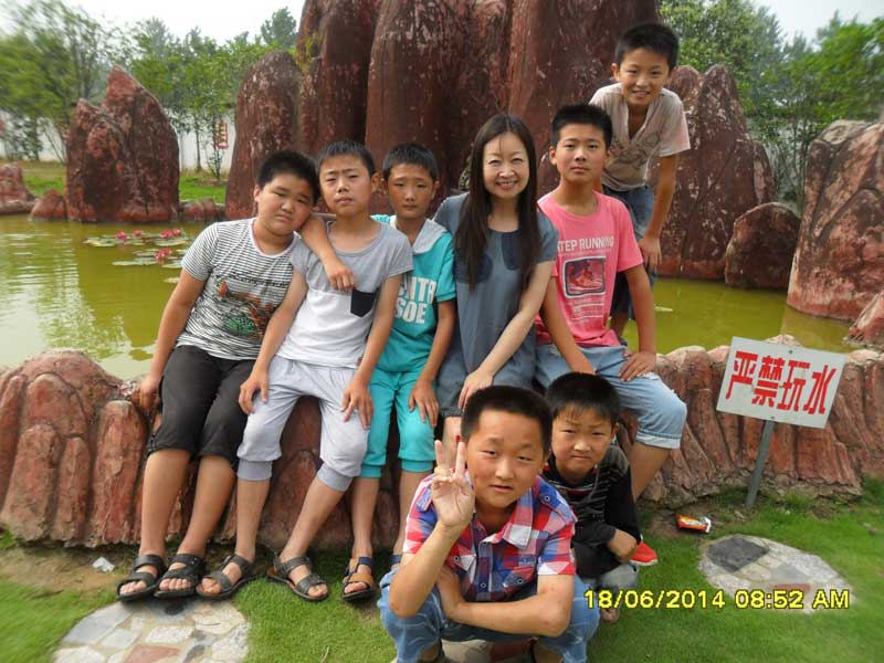 2013��9�������ā�������д����fС�W�_ʼ�˞���һ���֧���������@��һ���l(xi��ng)��С�W�����ӛ]�Ќ��I(y��)�����g�ώ���Ҳ�]�н����^��Ҏ(gu��)�����g����������ϣ�����Լ���֪���ĺ��o�����ؽ̽o���ӂ���׌�@��ĺ����ܺͳ���ĺ���һ������һ���옷���S����ͯ���������ĺͺ��ӂ���һ��