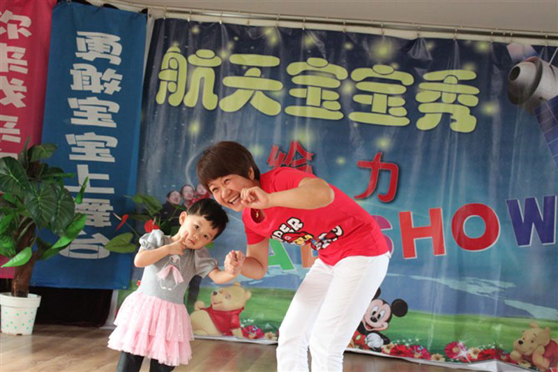 ��������32�q���Ǻ����׃��@��һ���׃��̎���ʮ��ǰ�@ֻ�옷��С�����x�_ĸУ�đѱ����Ȅ������۵ĳ������������ĵ�һվ�������׃��@�����@һ����(zh��n)������ʮ���������ڈ@�������g���Ⱥ��u�����M�������Ǹɽ̎����W(xu��)�Ǝ��^�˵Șs�u�Q̖���̌W(xu��)�������x�x�v�Uӛ���@��ȫ��һ�Ȫ��������������Č�����       