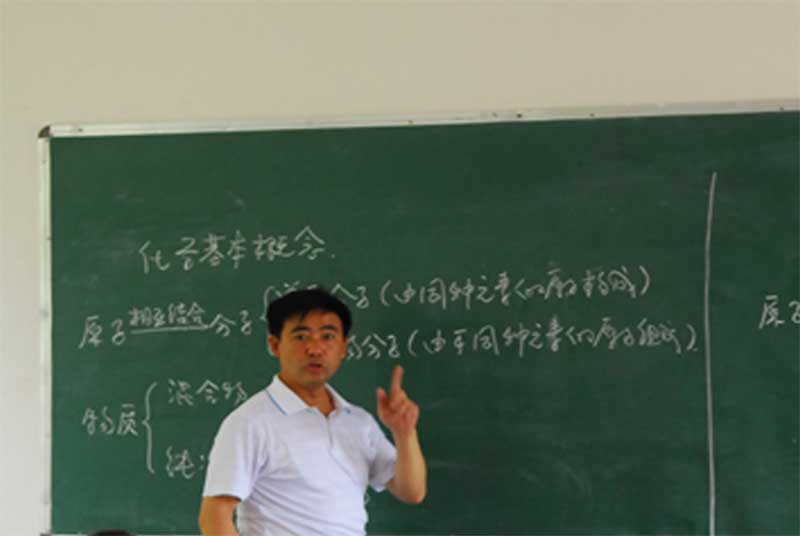 ����ƽ���F��ʡ���Pˮ�бP�h�ˮ�ЌW(xu��)�߼�(j��)�̎�������һ��(g��)߅�h(yu��n)ɽ���ҹУ��ä�̎����������F��ʡ����ĺ���2300���׵�ؚ��ɽ�^(q��)���Ľ�38��(g��)�������Ⱥ���^12800�����W(xu��)�����s�@����ɽ�ļ��������Є�(d��ng)�F�ݵĽ̎����؄e��(ji��ng)�s�u(y��)���F��ʡ������ģ��������(ji��ng)�������F��ʡ��һ�ڄ�(d��ng)��(ji��ng)?w��)¡��?����ƽ�ώ��ڽo�W(xu��)���ϻ��W(xu��)�n)