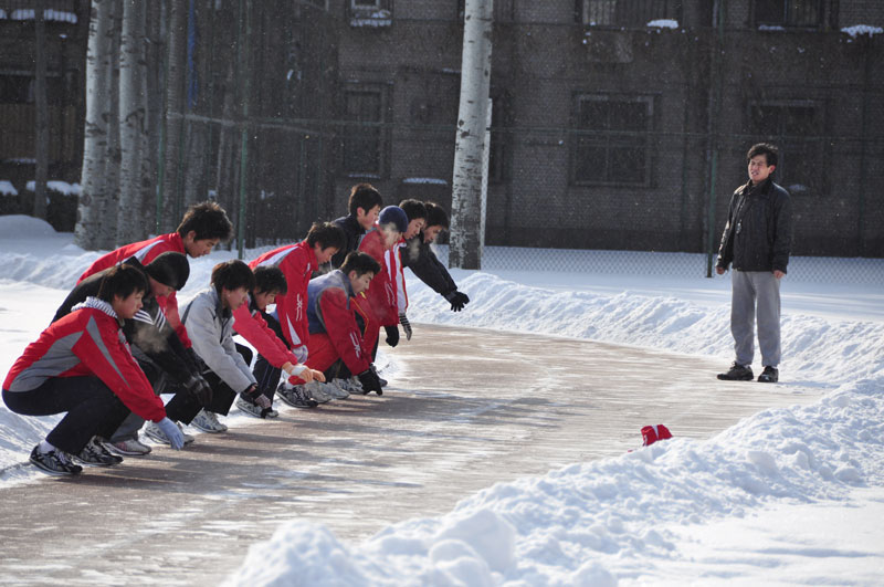 10��ǰ����(zh��n)�|�����S�_�^(q��)�I��һ�׷��ӣ������I��10��������10���������dһ�а��������(zh��n)�|��ʼ�K��Ӗ(x��n)�����������������ڌW(xu��)У���˂�ʮ��ƽ�׵ķ��������ε��b�ޣ���f�ļҾ���ª����[�ӡ���һ�ɑ�(zh��n)���ĺ��������Lһ�Εr�g����(zh��n)�|�ְѷ���Ҳ�ӵ��@�gС���ÿ������؝�����c�W(xu��)����ס��һ������У�������Ը��I(xi��n)���������糿�����I(l��ng)�W(xu��)��Ӗ(x��n)����