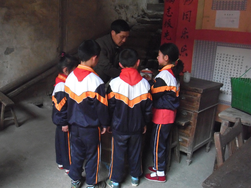 30������~�d���̳��ČW(xu��)��������20�˿����˴�W(xu��)��������һ����ʿ��һ���Tʿ���Ќ���Ҳ��20�ˣ�ÿ��(d��ng)�Լ��ČW(xu��)�����ϴ�W(xu��)���~�ώ������ʲô�����d���ĵ͎X�߳�ȥ�ČW(xu��)��ʼ�K�����؈���l(xi��ng)���W(xu��)У�ؽ��r�����յČW(xu��)���~��־�����́���ȫ�µ��n���ʺͷ��I�T��ÿ�W(xu��)���_�W(xu��)�r���_���b�S�ČW(xu��)���~�L�綼Ҫ�ͽoĸУ����ÿ�˃���У����߀�ЌW(xu��)���o�W(xu��)У�́�����X�����~�ώ����Լ���o���؃�ͯ������