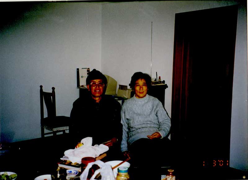 1999����50�q��ɣ�ώ�����������򶾰Y��סԺ�C�ڶ��������������ҧ����վ���v�_(t��i)�����������ɳ��������ʧ����(d��ng)�r(sh��)���(qi��ng)�ҵĸ��X�ǣ����Ҿ�Ҫ���h(yu��n)���x�_�v�_(t��i)�ˡ���ɣ�ώ�һֱ������Լ��Ľ̎�������������һ��ȱ�ٹ����n�̎����Еr(sh��)��Ҫ���n�̎�һ�W(xu��)���σ��T�n��ɣ����������(d��ng)������ÿ����18��(ji��)�n�����������ء���ʹ�ڴ����g(sh��)��Ļ֏�(f��)��������Ȼ�������w����(ji��n)��ÿ�܃������n��������W(xu��)�����}����У�L(zh��ng)��̽��������ɣ�ώ���