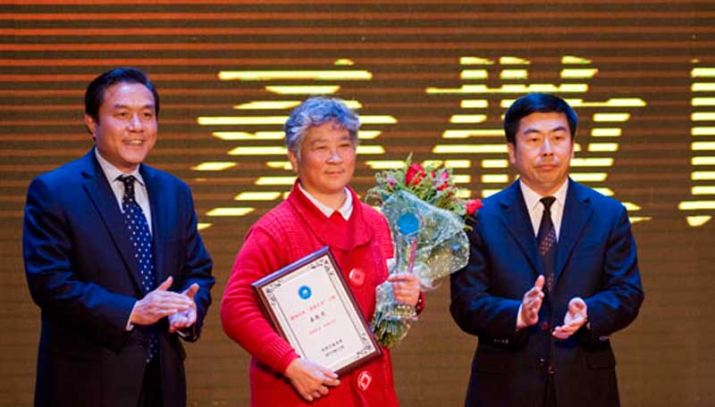 2011�걱�����I(y��)��W(xu��)�e�н�У50�ꡰ�Є�(d��ng)���������C��(ji��ng)��Y����(j��ng)�^ȫУ������У�ѵľW(w��ng)�j(lu��)ͶƱ��ɣ�ώ����u(p��ng)�顰�Є�(d��ng)����ʮ������֮һ�����������v�_(t��i)��ʥ���������ز�����ϵ�W(xu��)�����S�r(sh��)�S�������Ќ�(sh��)�`�������̎����˸������ǌW(xu��)У�o�����C��(ji��ng)�~��Ҳ�ǌ�(du��)���̎������Ŀ϶�����������ί������ί����ӛ��������������o(j��)ί��ӛ��ԣ�顰�Є�(d��ng)��������ɣ�����C��(ji��ng)��