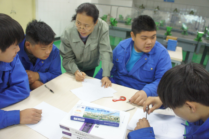 ���ώ�����(j��)����ԺУ�W(xu��)�������c(di��n)���ʩ��,���n�������Ĳ��ձ����������ǲ����v�������e���������Α��x��Ƭ�ȷ�ʽ���n���������M���W(xu��)���M(j��n)��С�M�W(xu��)��(x��)����ÿ��(g��)С�M���^����Y�ϕr(sh��)����߀��(hu��)�ṩ�����ͽ��h���������n��С�M�����W(xu��)��(x��)�c��(g��)�e�o��(d��o)��Y(ji��)�ϵĽ̌W(xu��)������ּ��l(f��)�ˌW(xu��)�����ČW(xu��)��(x��)�dȤ��