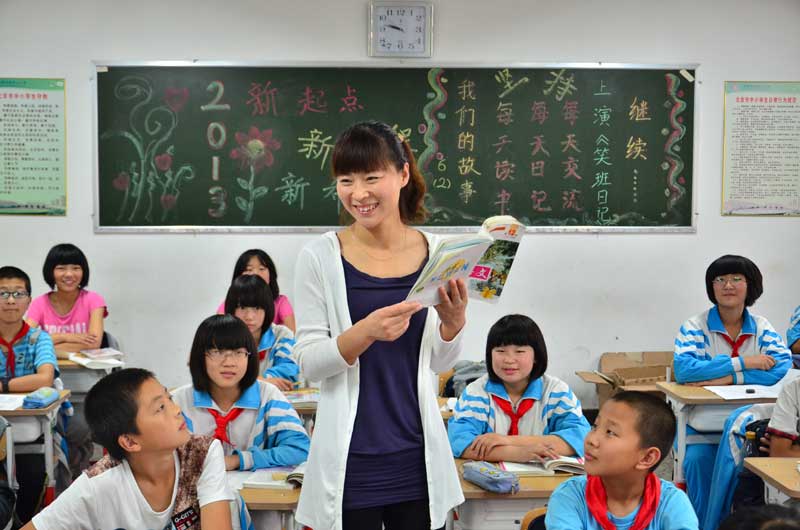 2012������s��Ͷ�뵽���p���Ľ��������о�֮����ͨ�^�����Ľ̌W(xu��)��Y(ji��)����������(d��o)�W(xu��)���p�Լ����p��ĸ���p��ͥ���p�W(xu��)У���p���l(xi��ng)����׌�������۾��������������`�����Ҹ���������ӛ�d���L(zh��ng)��ʹ�����ꖹ����ţ����W(xu��)��(hu��)�ж����W(xu��)УҲ�����Ľ��������M(j��n)�н��b�о���ʹ֮�ɞ�̌W(xu��)��ɫ�����2014��W(xu��)У�@���ˡ���������(x��)���̌W(xu��)��(sh��)�(y��n)�����Q̖(h��o)�����p�����о��K���_���Y(ji��)����