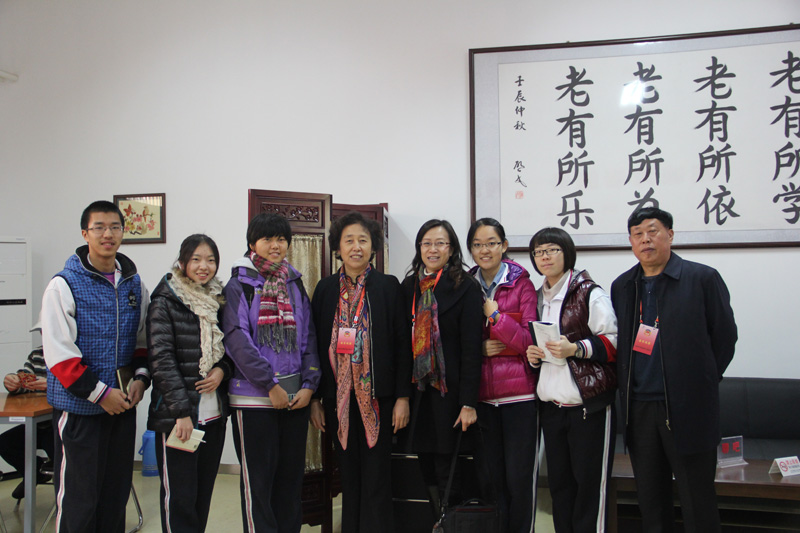 2009���ԁ������O�Ⱥ��ڱ����к���ʡ�н̎��������n�̌W(xu��)���̎����I(y��)�l(f��)չ�����нM���O(sh��)���������������µȷ���Ľ�(j��ng)�(y��n)������30��(ch��ng)�Σ����o�����ؽ�B�����̌W(xu��)��(j��ng)�(y��n)�c�̌W(xu��)׷�����ڱ���������ȫ�����ΌW(xu��)���I(l��ng)���γ�һ����Ӱ�����(�c�W(xu��)��һ�����ӳ�ꖅ^(q��)���f(xi��)ί�Tҕ����(d��ng)��Ӱ)