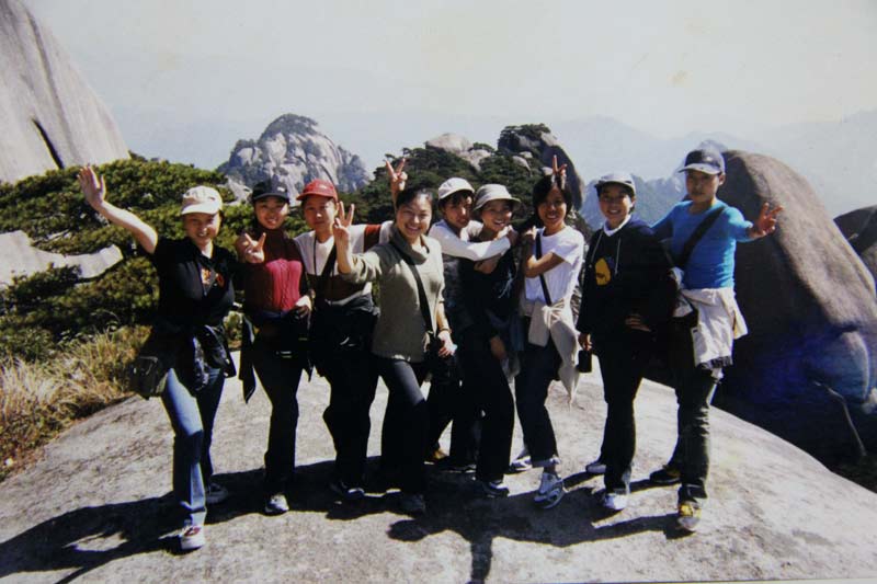 �@�ǻ�ꎎ����W(xu��)Ժ���g(sh��)ϵ99����������ͮ��ಿ��ͬ�W(xu��)������ɽ��Ӱ�����p����Ӱ�������Ę�����������ഺ���@Щͬ�W(xu��)�ǻ�ꎎ����W(xu��)Ժ���g(sh��)ϵ��һ�ñ���������(d��ng)�r������50���W(xu��)����ֻ�Ў����ͷǎ����ɂ�������Ƭ�ϵ�ͬ�W(xu��)���ǎ�����������@һ����������Ľ^�����(sh��)ͬ�W(xu��)�������˽̎���λ���^���ڽ����̌W(xu��)�����ĵ�һ����