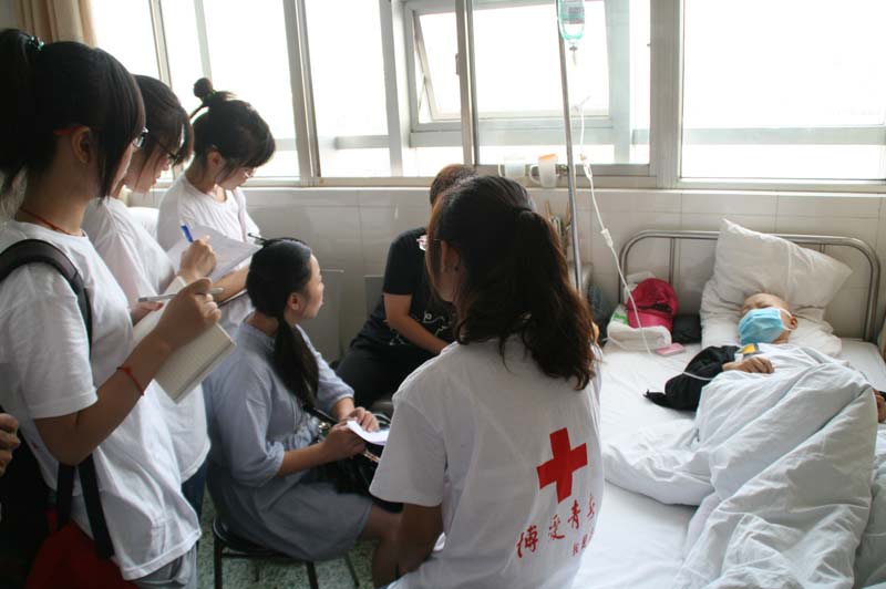 2012��7��3������?gu��)��I(l��ng)ͬ�W(xu��)���M(j��n)�����е�һ�����t(y��)Ժ������Ѫ���������҂����ţ��c������ ������Ϣ���������҂���ͬ��Ѫ����