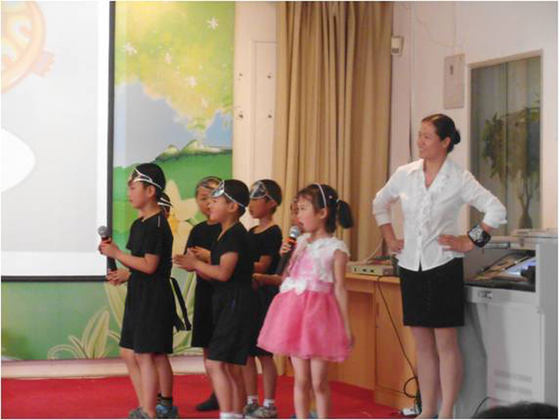 �����Ϻ��(y��n)���n��������(f��)ĥ�n����ӭ���(y��n)�յ��ǎ����������Ծ�ס�ڌW(xu��)У�������Լ�һ����һ���ԇ�v��������ؓ(f��)�����ˡ��������Z(y��)���n�ܵ��˸���(j��)�I(l��ng)��(d��o)�ĺ��u(p��ng)����������С�W(xu��)Ҳ����ƽ�^(q��)��ί�I(l��ng)��(d��o)�Q�顰��ƽ����ɽ�^(q��)һ֦�������@���D��·�����ώ����I(l��ng)���ӂ������n������С����ҋ�����