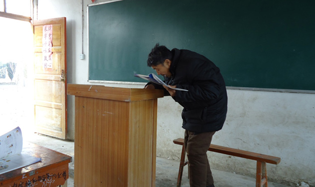 �쾰���ώ�����53�q���쾰�����ɳǿh�h���(zh��n)��?ji��ng)������f��һ��С�W(xu��)�ώ����W(xu��)�������H�еؽ��������ώ���������(qi��ng)ֱ�Լ����ף������c�°����я���90����ÿ����Ҫ��ֹʹˎ��������ʹ�����������l(xi��ng)�庢�ӵ���W(xu��)��(m��ng)������t(y��)�����裬��Ȼ��(ji��n)���ڹ�����λ����һ��(ji��n)�־���26�ꡣ�ς�(g��)���o(j��)80���,�쾰�Ʊ��\���鏊(qi��ng)ֱ�Լ����������Ǖr(sh��)�����ı����_ʼ�u�u׃�����i����Ӳ���^������Ť�D(zhu��n)���ɱ�Ҳ�e������������Խ��Խ���y���]�^���꣬���ı����ю׺��c�°�����90����Ҳ�Ǐ��Ǖr(sh��)��ֹʹˎ�ɞ���������ı���Ʒ���L(zh��ng)�����ֹʹˎ���ϲ�ʹ����ĥ��53�q���쾰�Ʊ�ͬ�g���n�Ϻܶ��� 