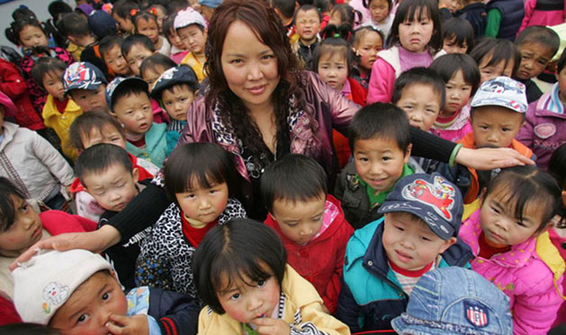 ��t�ώ�������ͬ�W(xu��)�x�񵽴�W(xu��)����ĕr(sh��)����t�s�x�o����x�����׃��@�̎��@��(g��)�I(y��)��һ�ɾ���27�ꡣ����t�������׃��@�̎�������ʹ����Ҳ������������      1996���k�@������tֻ�е���18��(g��)���ӣ����L(zh��ng)��������Ը��Ѻ������M(j��n)����ÿ��(d��ng)������ѩ��t�Ȳ���ǰ���όW(xu��)�ĺ��ӕr(sh��)������(hu��)�ܵ����Ӽ���Ѻ��ӱ����׃��@�����ǂ�(g��)������ʮ��(g��)���ӵ�Сɽ��������t�@�ӈ�(ji��n)����4�ꡣ      2007����t�u�˼���Ψһһ��ס����һ�v܇����߀����J��I���Y���50�f�I�����ĺ�Ժ�����g�Ƿ��Ľ��_(d��)���ж���(j��)�׃��@��(bi��o)��(zh��n)���mȻǷ���˂�������t����s�����̵ġ� 