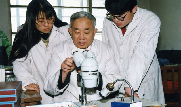 ���������ώ����Ї����B(y��ng)�����ĵ�һ���ɹ������x�W(xu��)�ҡ���(n��i)�ɹŎ�����W(xu��)�����ƌW(xu��)�c���g(sh��)�W(xu��)Ժ�������Tʿ�о�����(d��o)�����F(xi��n)���Ї����ČÿƌW(xu��)���g(sh��)�f(xi��)��(hu��)ί�T�����ɹŇ��ƌW(xu��)Ժ�����x�W(xu��)��(hu��)���u(y��)��(hu��)�T��Ӣ�����ػʼ����x�W(xu��)��(hu��)��(hu��)�T���������Ŀ���x�W(xu��)��(hu��)��(hu��)�T���L(zh��ng)�ڏ���(d��ng)��W(xu��)�̌W(xu��)���о�������ʹ���ɝh�ɷN�Z���v�ڄ�(d��ng)��W(xu��)���o��׵��(d��ng)��W(xu��)�����x�W(xu��)�����x��W(xu��)�����Ŀ���x��Փ�����Ŀ��W(xu��)��ֲ�ﱣ�o(h��)�W(xu��)��ʮ���T��ͬ�Ӵκ̓�(n��i)�ݵ��n�������ֶ��(xi��ng)���ҡ����΅^(q��)��(j��)�����n�}�����ռ����Ŀ���x��(bi��o)��700��N��20���f�^�������x��W(xu��)����ĳɹ�̎��ԓ�W(xu��)���I(l��ng)�ȵ�λ�� 