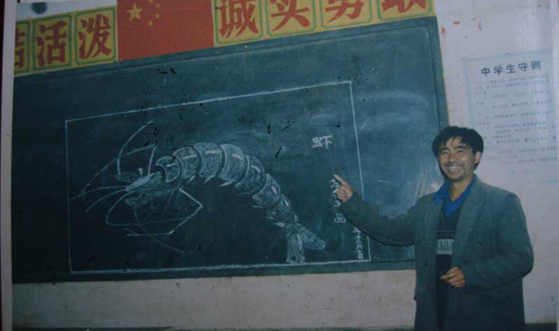 ����ƽ�ώ�����һ��(g��)߅�h(yu��n)ɽ���ҹУ��ä�̎��������F��ʡ����ĺ���2300���׵�ؚ��ɽ�^(q��)���Ľ�38��(g��)����Ⱥ���^12800�����W(xu��)������300�������ϸ���(j��)�I(l��ng)��(d��o)��λ���ɞ���l��(zh��n)���ĹǸ���ӿ�F(xi��n)�������r(n��ng)��ĸ���a(ch��n)�Ď��^�����s�@����ɽ�ļ��������Є�(d��ng)�F�ݵĽ̎����؄e��(ji��ng)�s�u(y��)���F��ʡ������ģ��������(ji��ng)�������F��ʡ��һ�ڄ�(d��ng)��(ji��ng)?w��)¡��?#13;�������(zh��n)���oվ���h֧����ӛ�������J(r��n)���m�Ͻ̕�����������Ո(q��ng)�����v�_(t��i)���˂��������f���͡���ֻ��Ӣ�Z�n�]���^���{(di��o)���ˮ�ЌW(xu��)�r(sh��)���W(xu��)У���Ż��W(xu��)�����������g(sh��)���ƽo���ϣ�һ��16��(ji��)�����������T����Ŭ��׌�W(xu��)����ϲ�g�� 